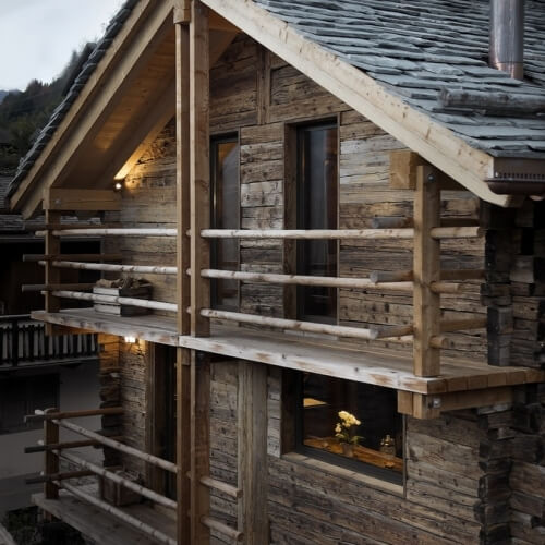 Rekonstrukce historické stodoly ve švýcarských Alpách
