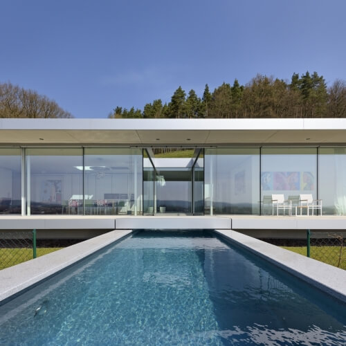 Jednoduchá rezidence ze skla, oceli a betonu