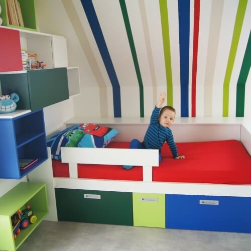 Hravý barevný dětský pokoj namísto skladiště 