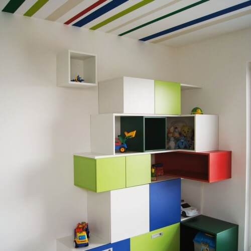 Hravý barevný dětský pokoj namísto skladiště 